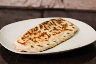 Crescione - Mozzarella, pomodoro e salame piccante