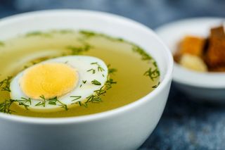Бульйон курячий з куркою та яйцем 