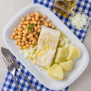 Bacalhau cozido com batata e grão 