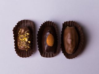 Фінік у чорному шоколаді з мигдалем