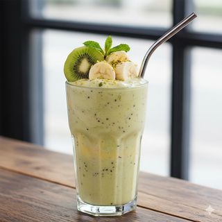Banana, latte di soia e kiwi