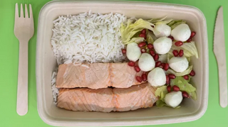 New! Salmon riso basmati 150 g, doppio salmone 300g circa, melagrana, isalata, mozzarelline