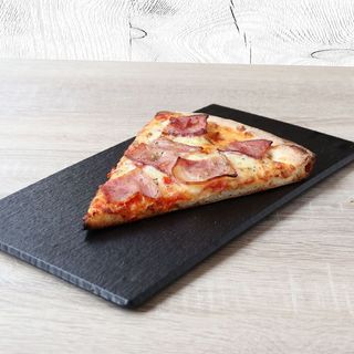 Porción de pizza de beicon y queso