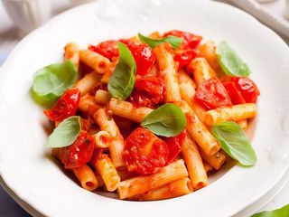 Spaghetti cu rosii cherry si busuioc