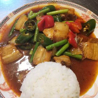 42. Ciotola di riso con maiale ripassata in padella回锅肉盖饭