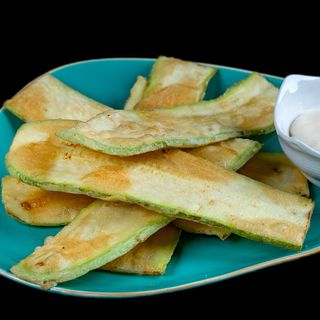 Хрупкави тиквички с млечно-чеснов сос (250гр)