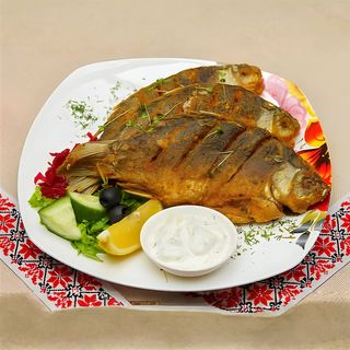 Свежие караси обжаренные