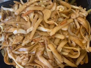 29. Пържени спагети със зеленчуци и яйца (700г)