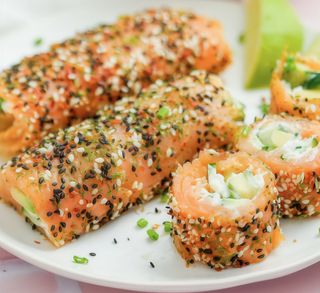 Uramaki de salmón age (8 pzs.)