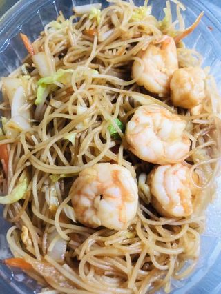 16.SPAGHETTI DI RISO CON GAMBERI, VERDURE E UOVO