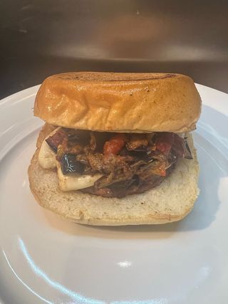 Panino con hamburger, provola e melanzane a funghetto