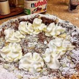 Pizza, Nutella, ciuffetti di panna montata 