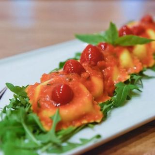 RAVIOLI DI BURRATA, POMODORINI E BASILICO 