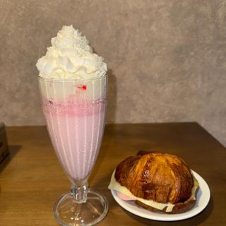 Batido Con Croissant De Jamón Y Queso