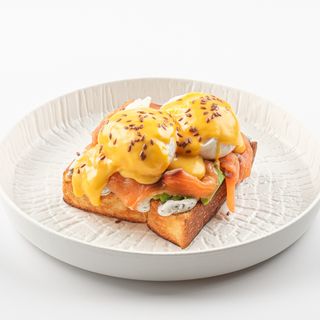 Яйцо бенедикт с лососем