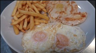 Pechuga De Pollo Con Patatas Y Huevo Frito