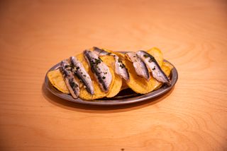 Boquerones en vinagre y papas fritas