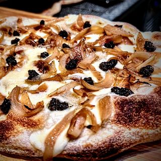 CEBOLLA DE FIGUERAS, CREMA Y LÁMINAS DE TRUFA ARAGÓN Y MOZZARELLA