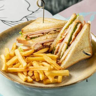 სენდვიჩი ქათმით და ლორით