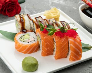 Дракон з вугром, лососем та сніжним крабом 