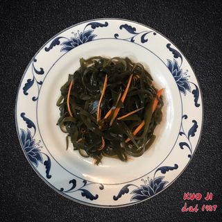 Insalata di alghe scure