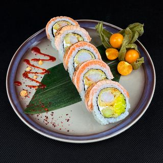 RS Uramaki krewetka i szparag w tempurze z opalanym łososiem MOWI