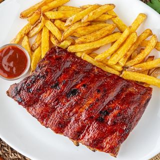 Costillas de cerdo con patatas fritas