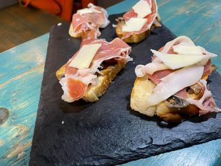 Брускети с  прошуто и гъби (4бр)