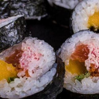 Futomaki de Salmón, Cangrejo, Mango, Tobiko y Lechugas