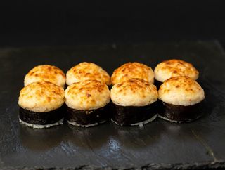 Запечений рол з вугрем та лососем