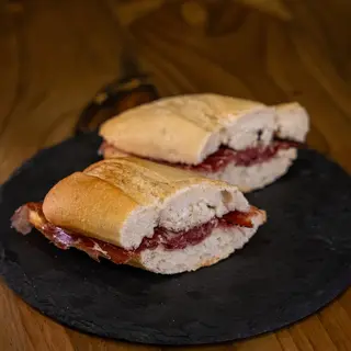Bocadillo Chusco De Jamón Ibérico 100% Cortado A Mano