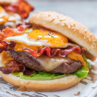Angus Angus Burger con huevo frito, beicon, lechuga y pepinillos.
