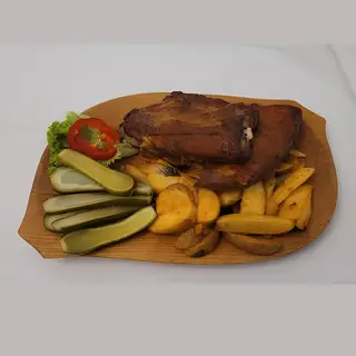 Coaste de porc la cuptor cu cartofi wedges și castraveți murati