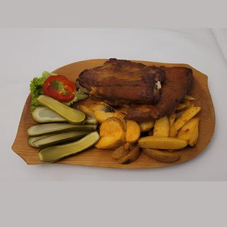 Coaste de porc la cuptor cu cartofi wedges și castraveți murati