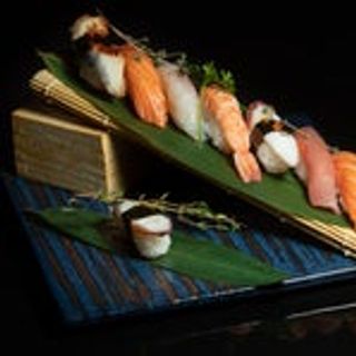 33 Sushi nigiri misto
