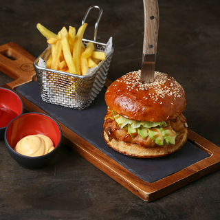 Տեմպուրա հավով և մանգոյի թանձրուկով բուրգեր