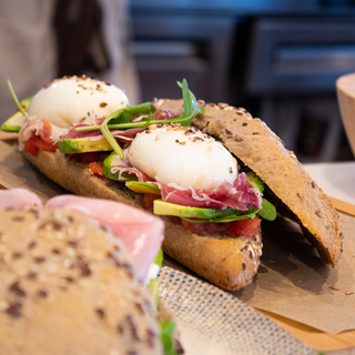 Bocadillo con jamón, aguacate, 2 huevos y tomate triturado