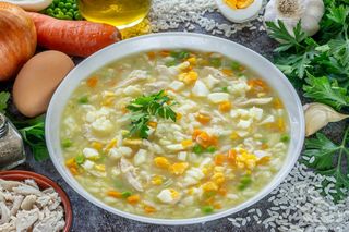 Sopa de verdura con lomo de cerdo encebollado