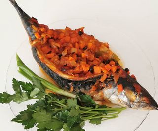 Скумбрия фаршированная с овощами