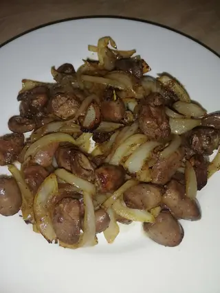 Пилешки сърца с лук