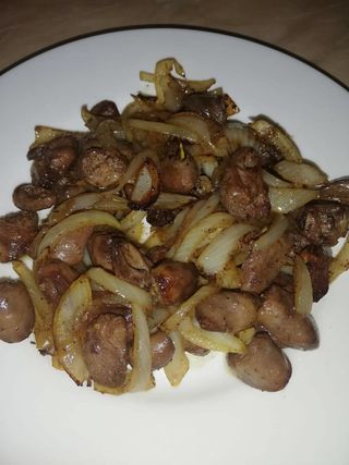 Пилешки сърца с лук