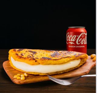 Cachapa con queso y bebida