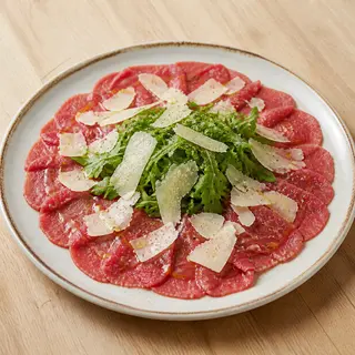 Carpaccio di manzo con rucola e grana