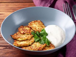 Оладки з кабачків зі сметаною (150/50г)