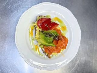 Тост з лососем, авокадо та вершковим скремблом (150 г)