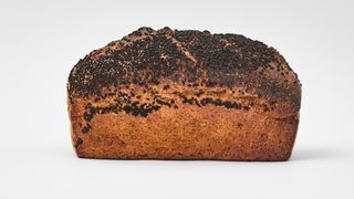 Chleb pszenno-żytni z czosnkiem i czarnuszką