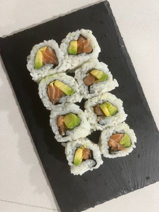 California De Salmón Y Aguacate (8 Pzs.)