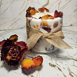 Świeca botaniczna z płatkami roż 