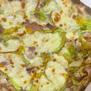 Pinsa fiori e bacon