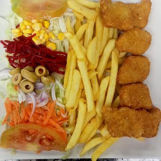 Plato 4 ( Plato nuggets de pollo + ensalada + patata + bebida (330 ml.)